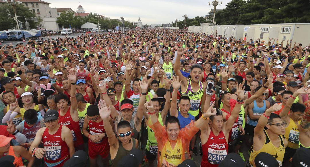 Miles de aficionados esperan la salida en una de las últimas ediciones del Maratón de Pekín.