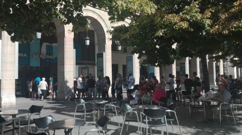 Pacientes filas de espera ante la Librería General de Zaragoza, en el Paseo Independencia