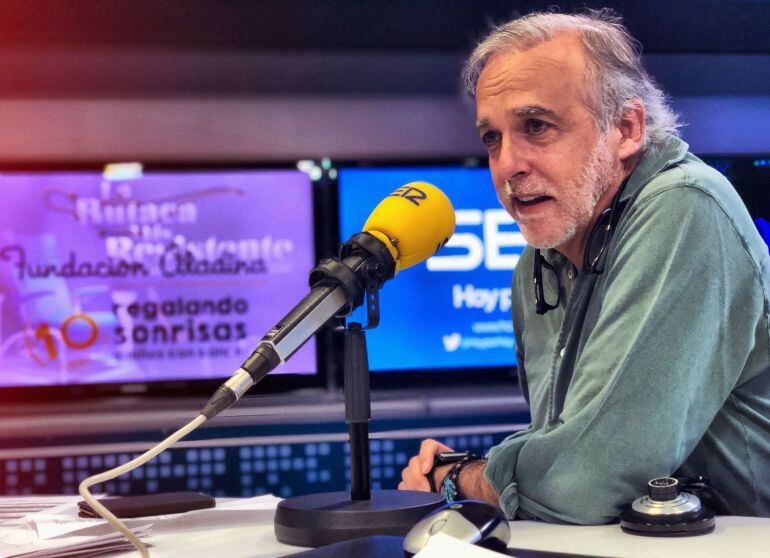 Paco Arango, en los estudios de la Cadena SER.