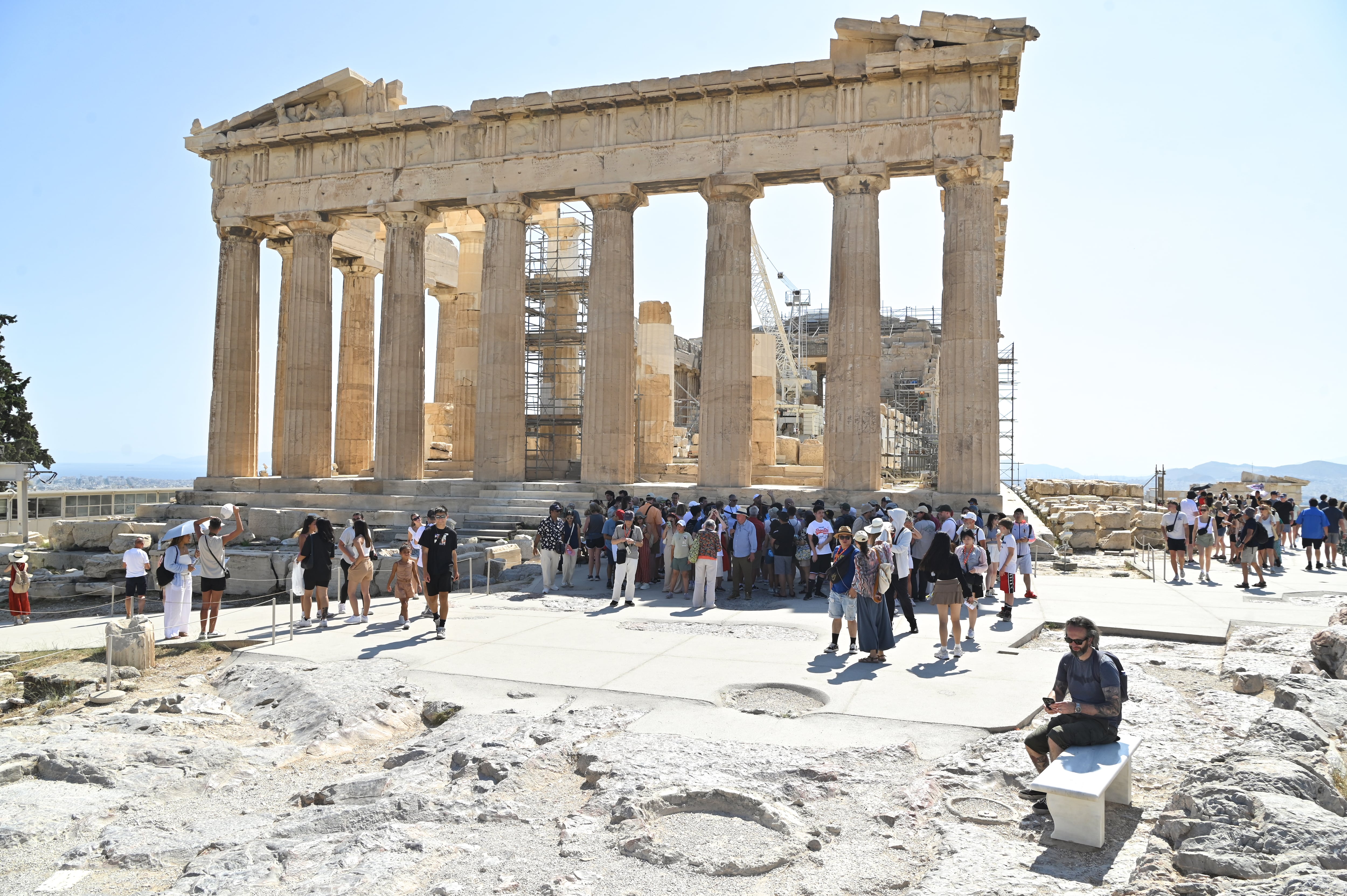 Turistas refugiándose en la sombra de la Acrópolis el pasado mes de junio