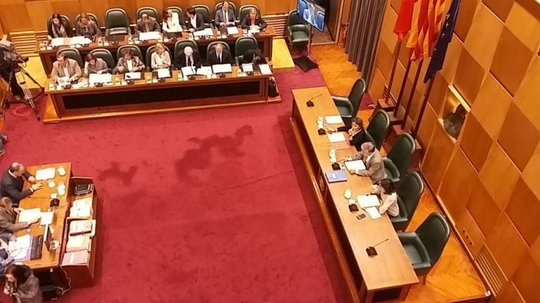 El pleno del Ayuntamiento de Zaragoza ha debatido hoy las ordenanzas fiscales para el próximo año