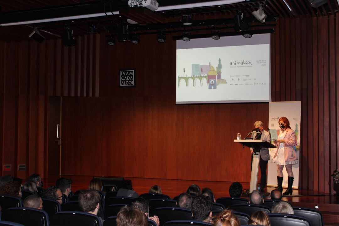 Rafa Calbo y la directora de Animalcoi, Diana Cortés, presentando la gala de inauguración del Festival d&#039;Animació d&#039;Alcoi en el IVAM CADA Alcoi de 2021.