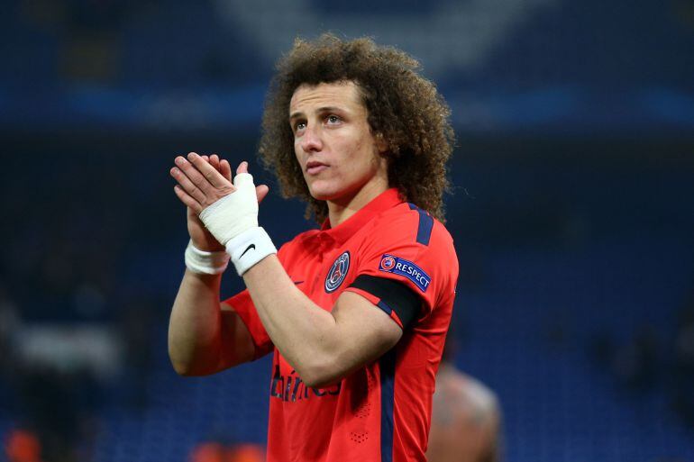 David Luiz aplaude tras la dura victoria del PSG ante el Chelsea