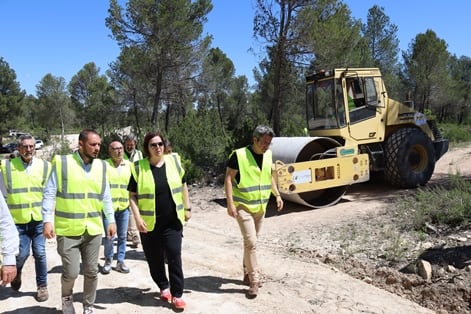 La secretaria de Estado de Agricultura y Alimentación, Begoña García, visita las obras de reconstrucción de caminos agrícolas y comunidades de regantes en Letur.