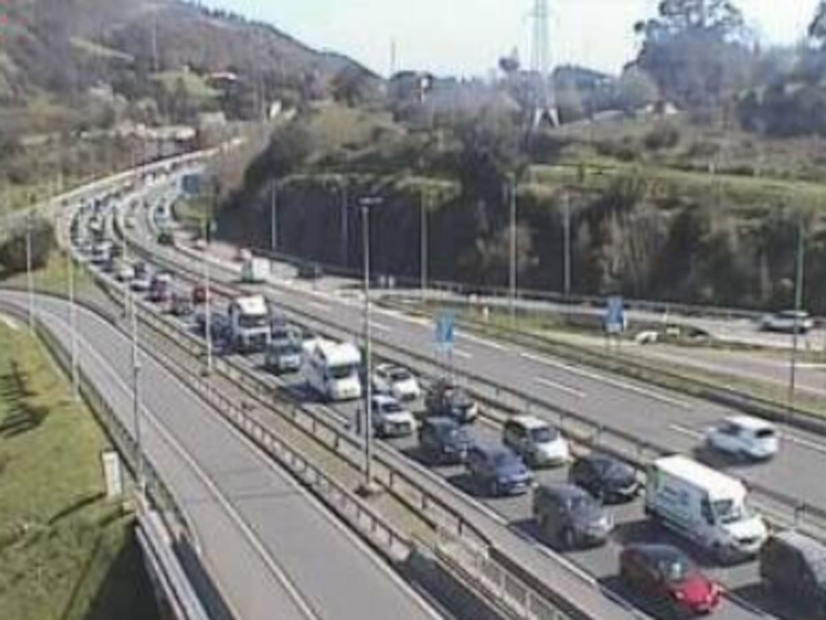 Las retenciones en la A-8 pierden intensidad tras una mañana de tráfico denso en el puente de San José