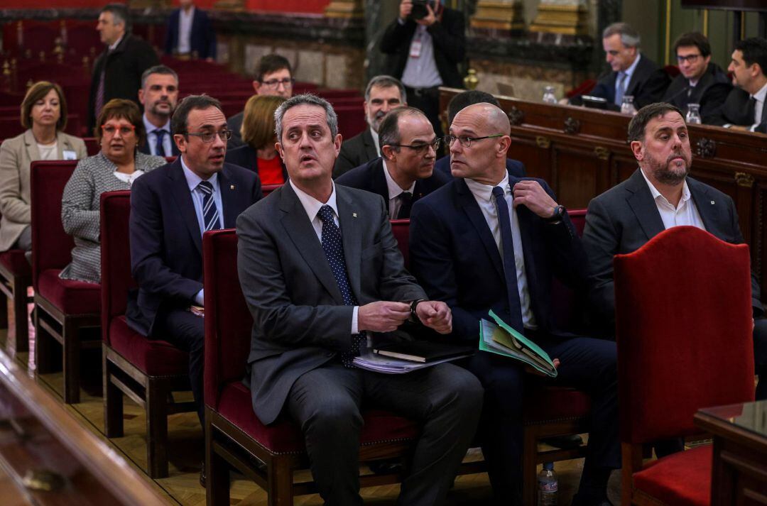 Fotografía de archivo de los líderes independentistas, el exvicepresidente de la Generalitat Oriol Junqueras (d); el exconsejero de Asuntos Exteriores Raül Romeva (c) y el exconsejero de Interior Joaquim Forn (i), junto al resto de los acusados por el proceso soberanista catalán, durante la primera jornada del juicio del &quot;procés&quot; en el Tribunal Supremo que ha ha impuesto 12 años de cárcel a los exconsellers Jordi Turull, Raül Romeva y Dolors Bassa por sedición con malversación, y diez años y medio de prisión por sedición al extitular de Interior Joaquim Forn y a Josep Rull