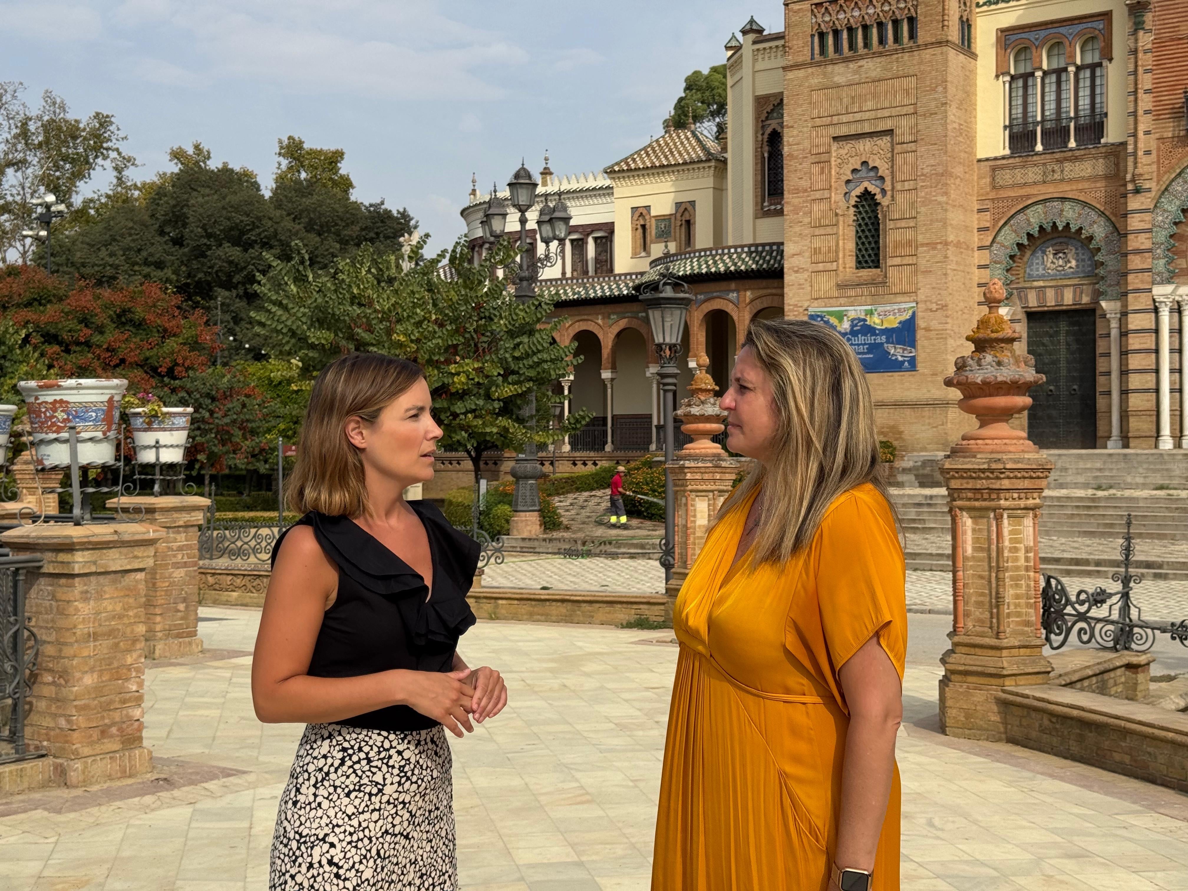 Blanca Gastalver, a la izquierda de la imagen, y Angie Moreno conversan tras la convocatoria del Premio de Pintura Alfonso Grosso