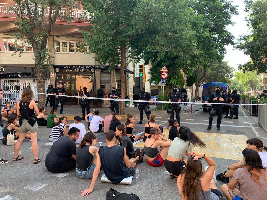 Els militants i veïns davant la policia, un cop ja s'havia executat el desnonament / Víctor Sanz Guerrero