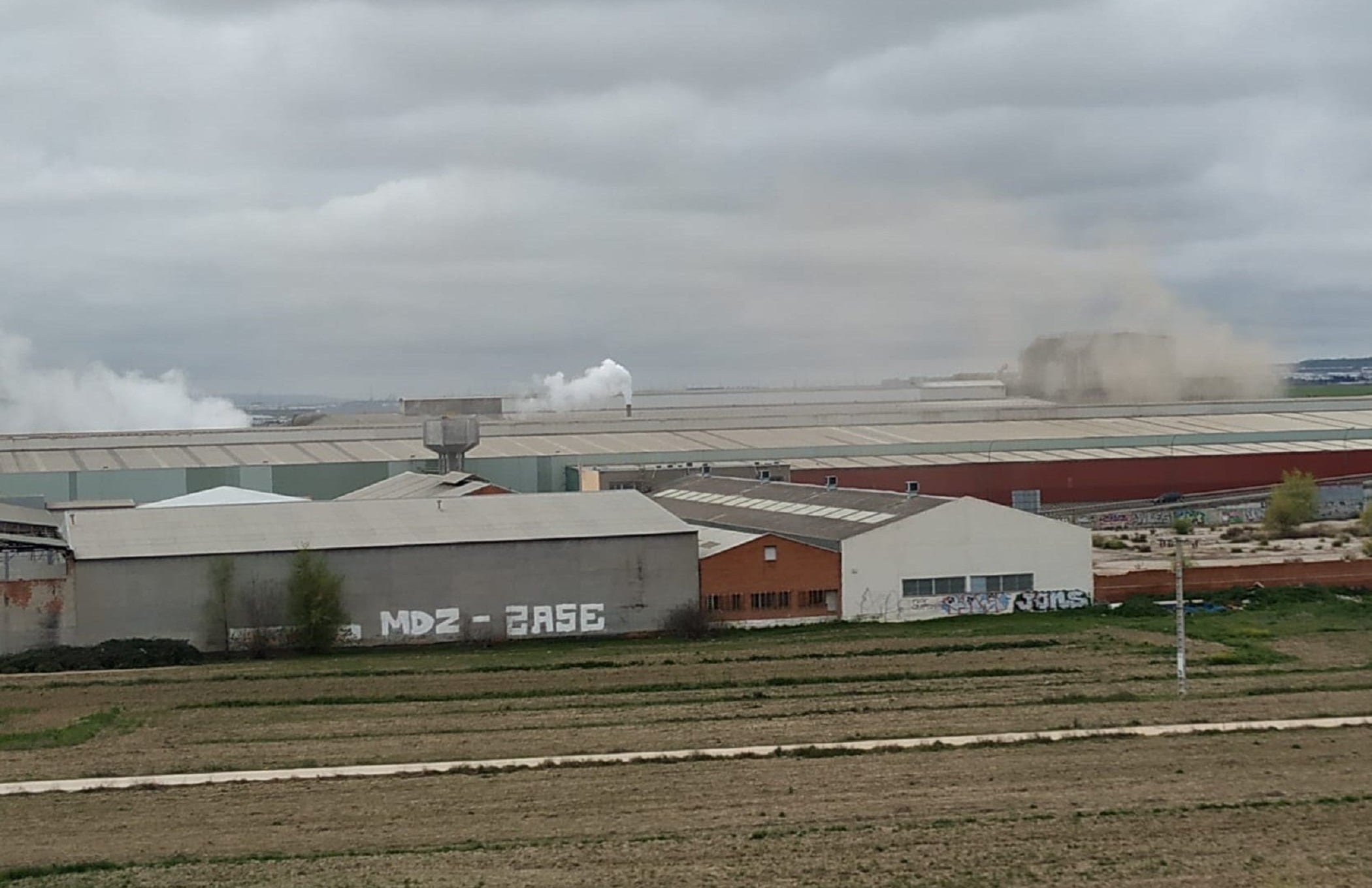 Policía Local de Getafe levantó acta de la emisión de columnas de humo de color marrón en la fábrica de CorrugadosGetafe.