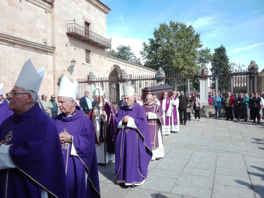 Los restos mortales de Gregoriio Martínez Sacristán llegando a la Catedral de Zamora