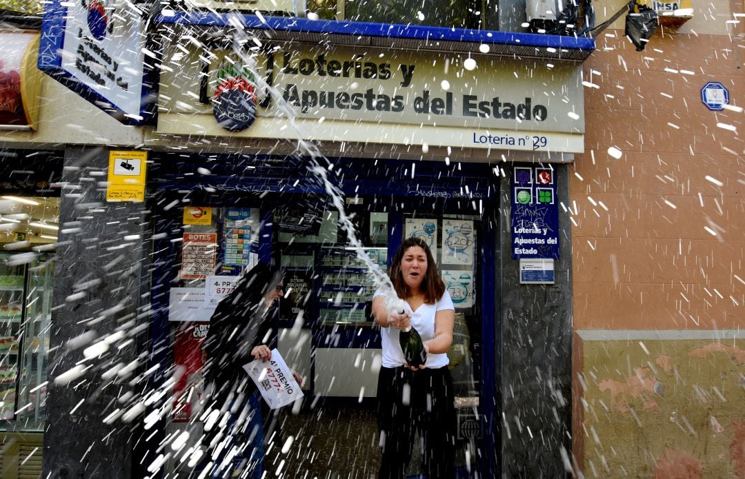 Una mujer celebra uno de los premios principales de la Lotería.