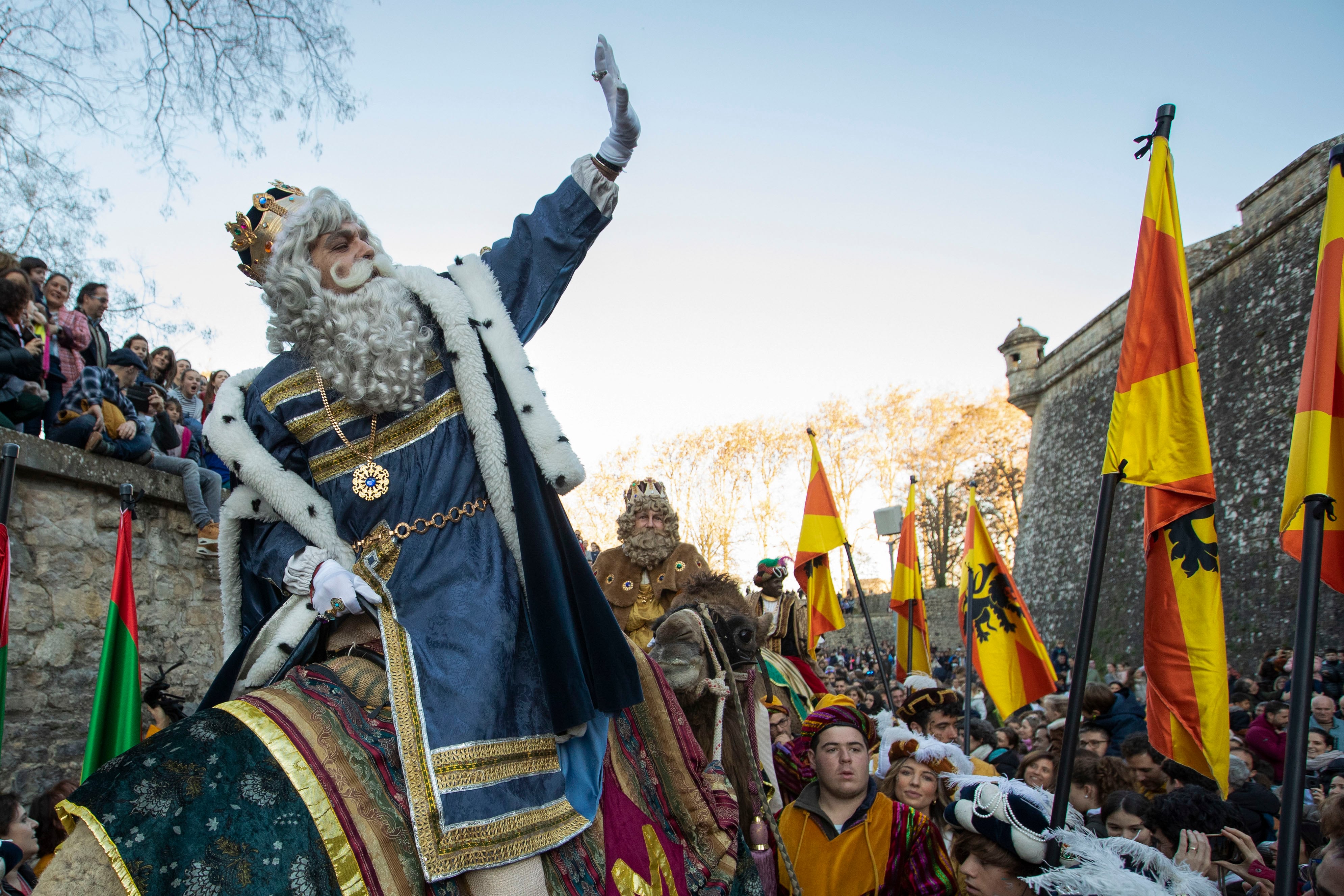 Miles de niños y niñas, acompañados de sus familias, esperaban ansiosos e ilusionados la llegada de sus Majestades los Reyes Magos de Oriente a Pamplona. Melchor, Gaspar y Baltasar han cruzado el puente de la Magdalena y han rodeado la muralla que envuelve al casco histórico de la ciudad para acceder, por el Camino de Santiago, al portal de Francia y llegar hasta el Ayuntamiento