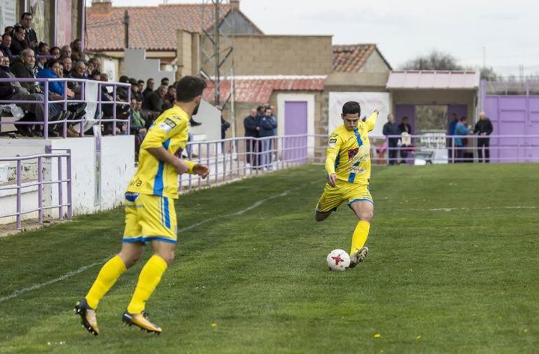Marcos Barbero, a punto de golpear el esférico ante la presencia de Ruba, en el partido de La Llanera.