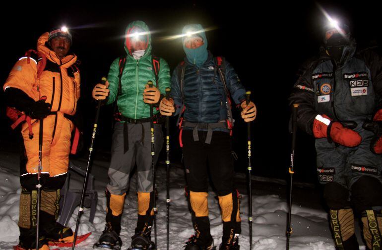 Álex Txikón junto a sus compañeros de expedición.