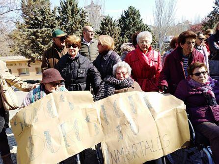 Los socios del centro de día Arco Pajarito también se han sumado a la manifestación