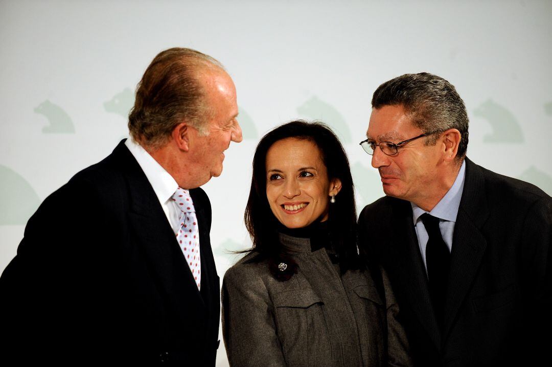 Beatriz Corredor, entre el rey emérito Juan Carlos I y el exministro Alberto Ruiz Gallardón, en diciembre de 2009.