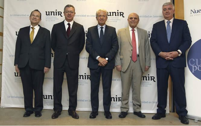 El ministro de Justicia, Alberto Ruiz-Gallardón, junto al juez José María Vázquez, al consejero riojano de Justicia, Emilio del Río a Miguel Angel Garrido y al exconsejero Carlos Mayor Oreja, durante su asistencia al III Foro Antonio Fontán