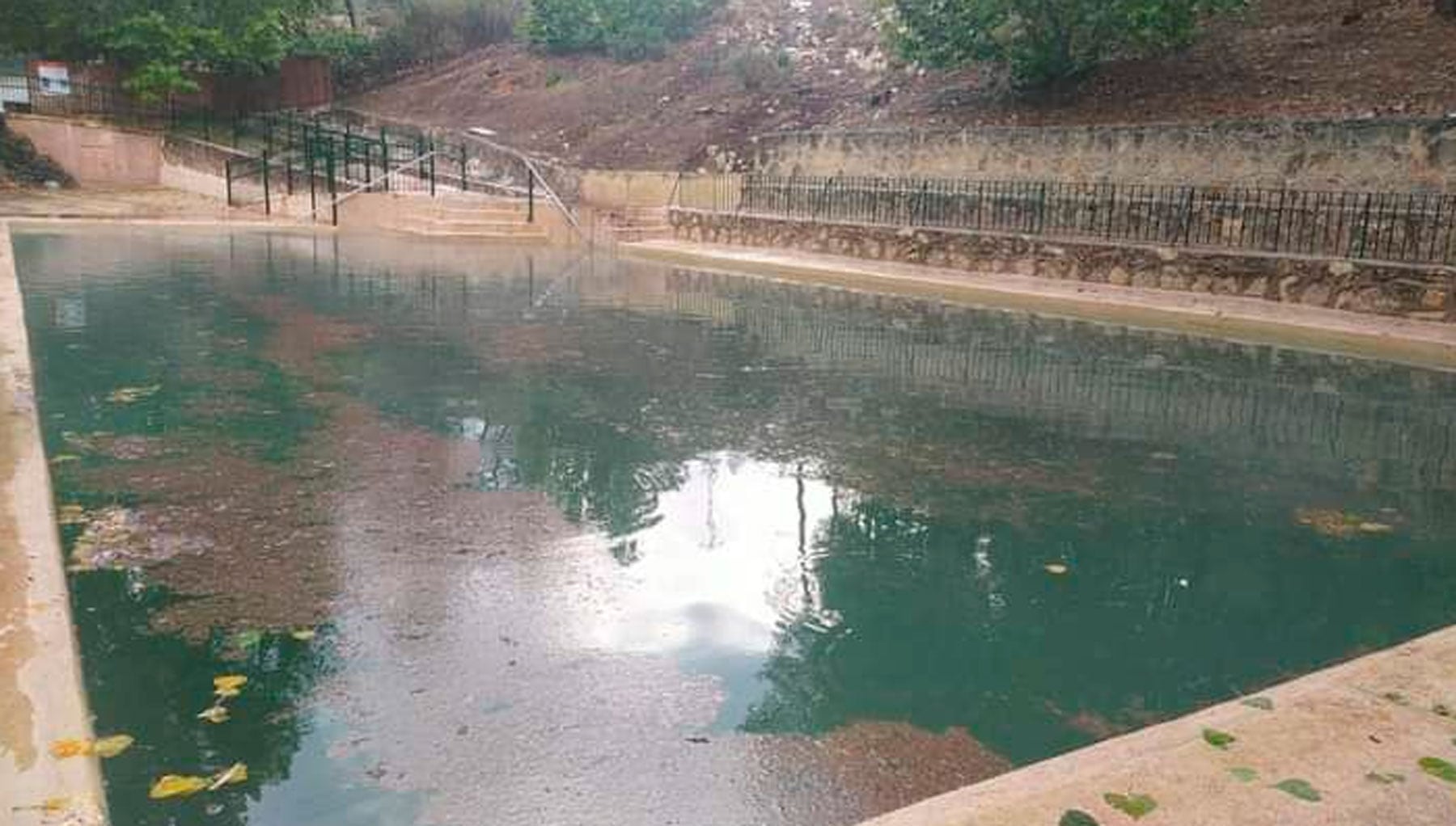 Imagen de la piscina del Preventorio tras la tormenta