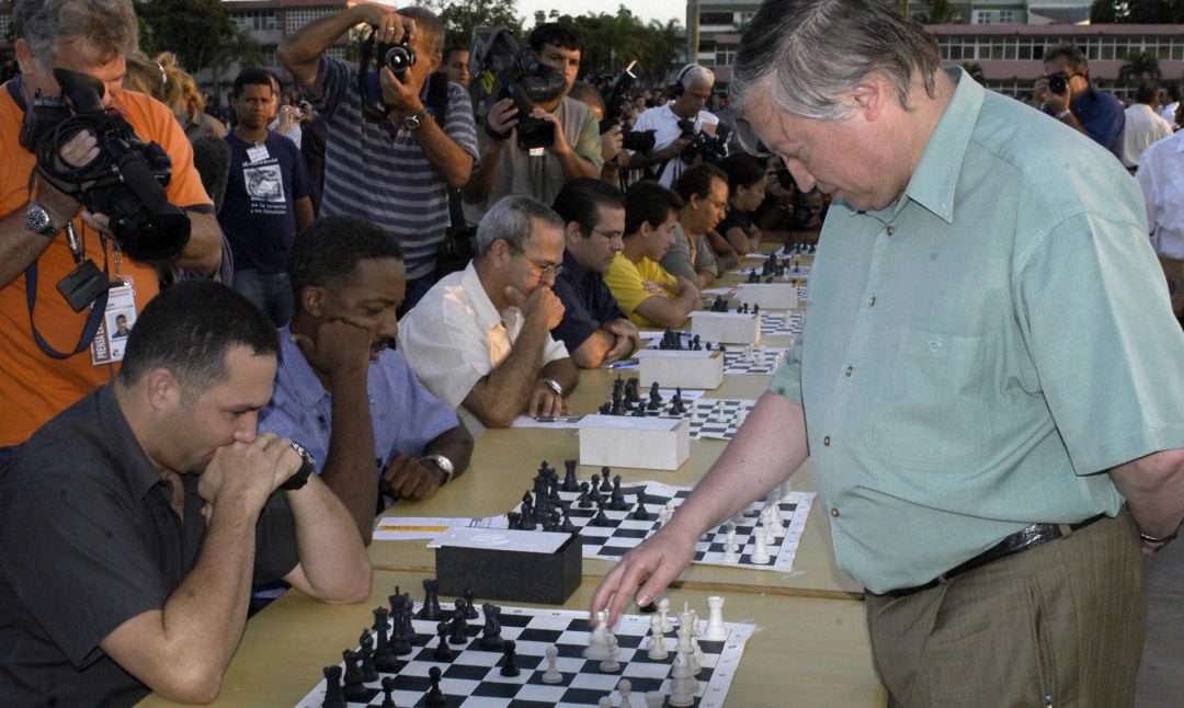 Karpov durante una exihibición ante aficionados.