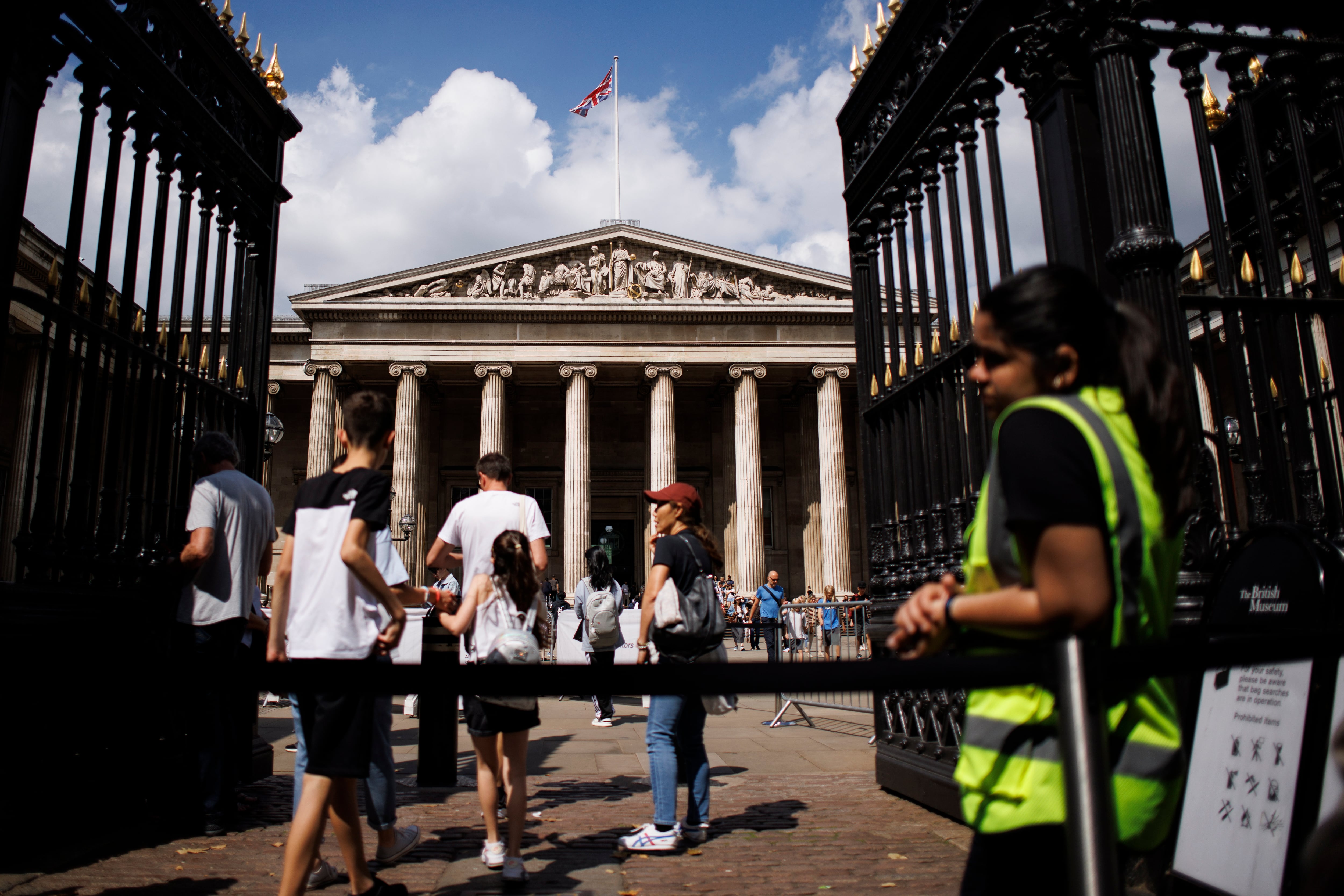 Visitantes acceden al Museo Británico este jueves en Londres (Reino Unido). El Museo Británico, sede de algunas de las colecciones arqueológicas más importantes del mundo, informó de que ha despedido a uno de sus empleados tras haber detectado objetos &quot;extraviados, robados y dañados&quot;.