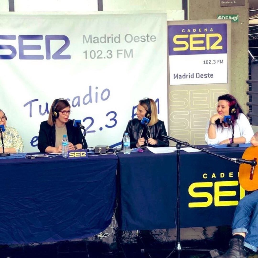 La concejala de Igualdad, Beatriz Benavides; la alcaldesa de Móstoles, Noelia Posse; la periodista Ana Iriarte; y la portavoz de Podemos, Mónica Monterreal