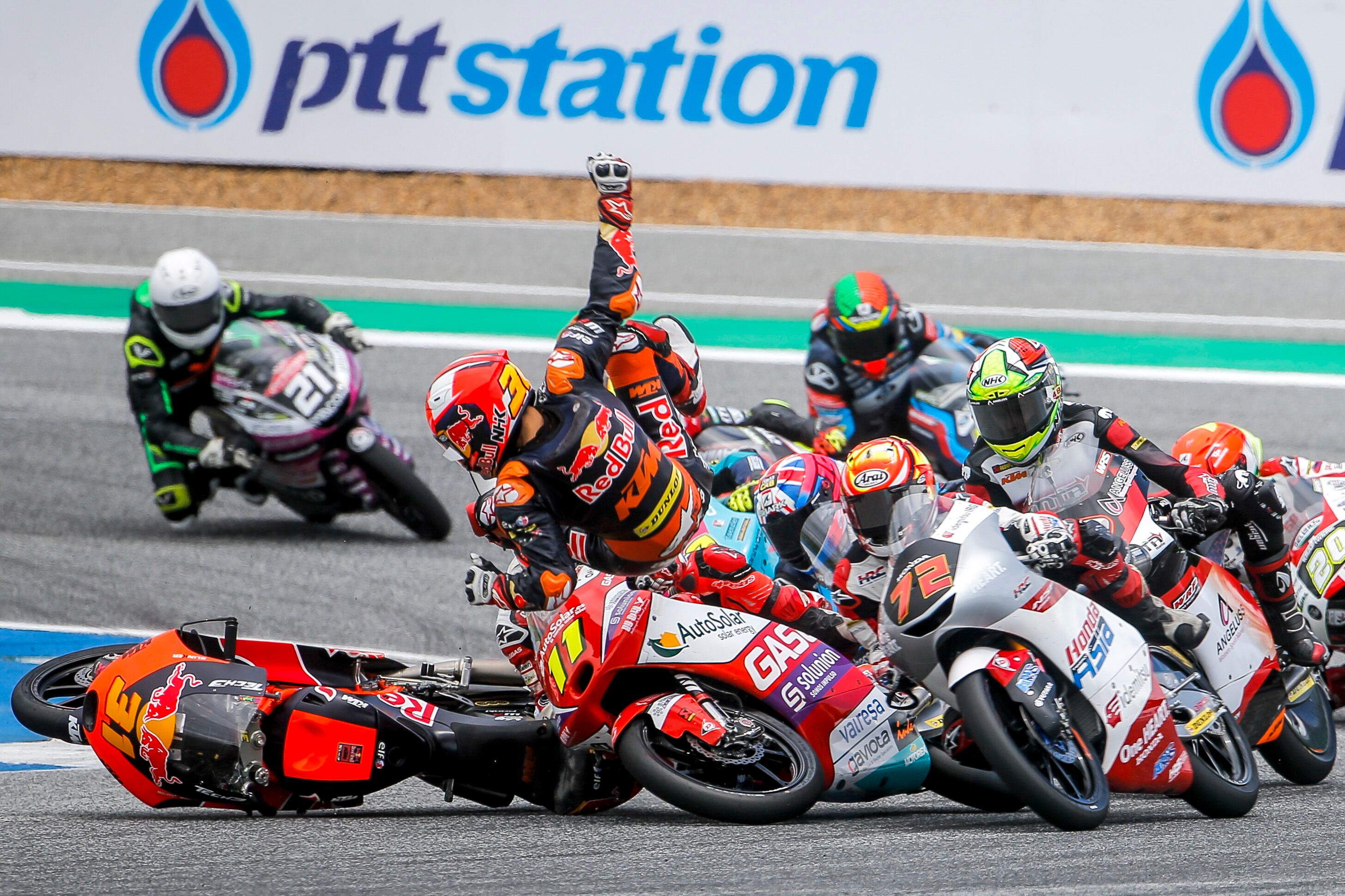 -FOTODELDÍA- EA7148. BURIRAM, 02/10/2022.- El piloto de Moto3 mexicano Adrián Fernández, del equipo Tech 3, sale despedido de su moto tras sufrir un accidente durante el Gran Premio de Motociclismo de Tailandia, este domingo en el circuito Chang en Buriram. EFE/ Diego Azubel
