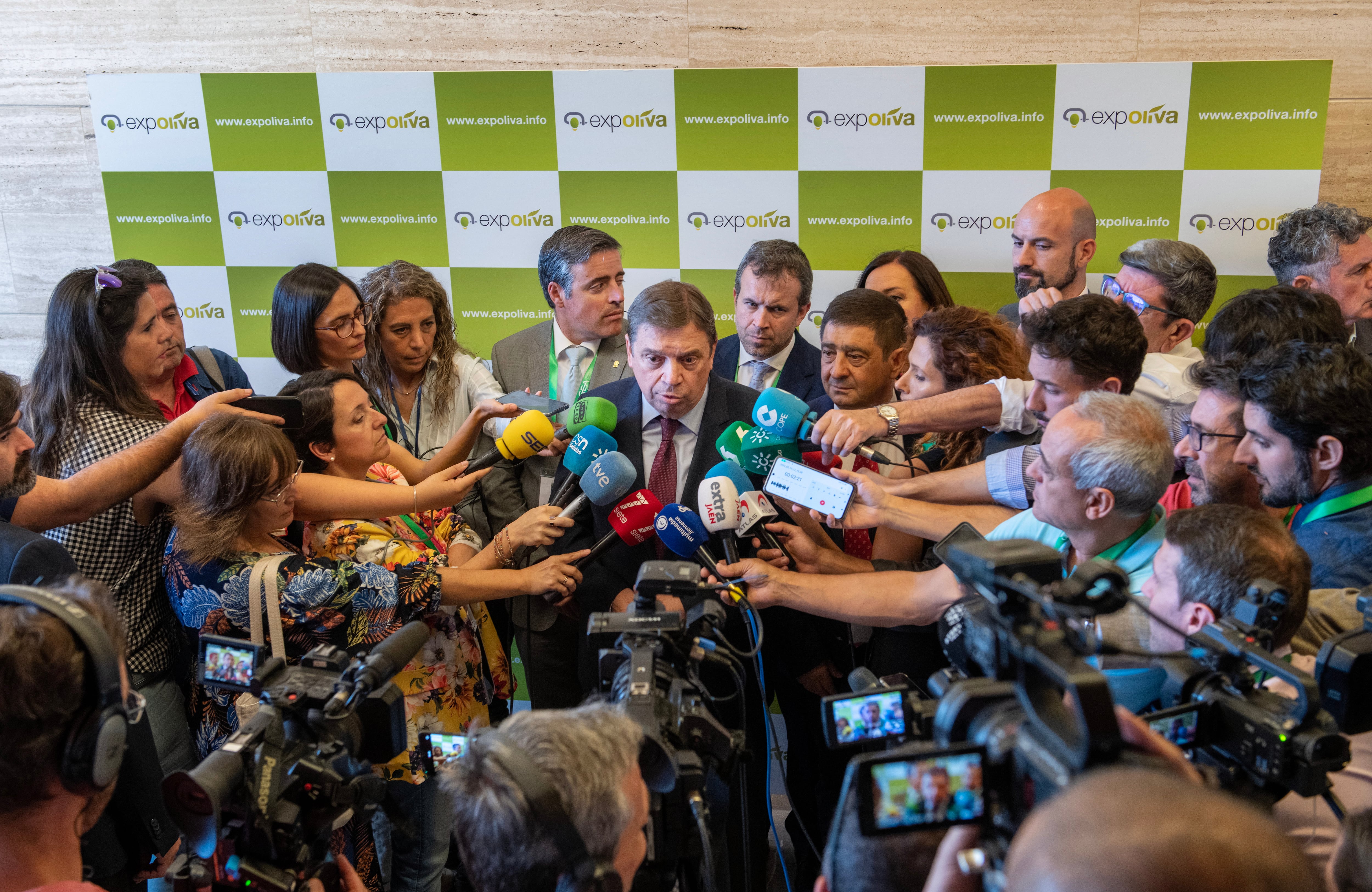 El ministro de Agricultura, Pesca y Alimentación, Luis Planas, en su comparecencia ante los medios en Expoliva.