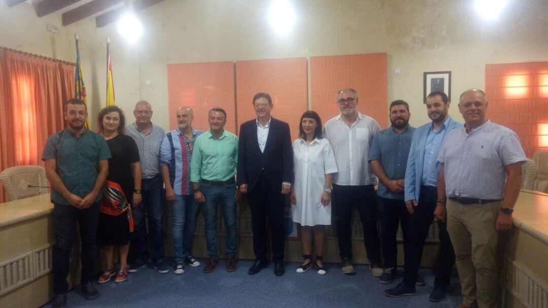 Ximo Puig con los alcaldes de la Marina Alta que acudieron a la inauguración de la Fira Gata al Carrer.