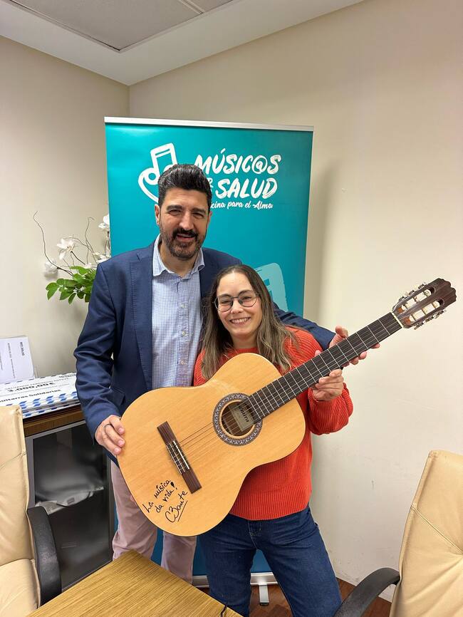 Tony Aguilar con Helena, la compradora de la guitarra de Carlos Baute.