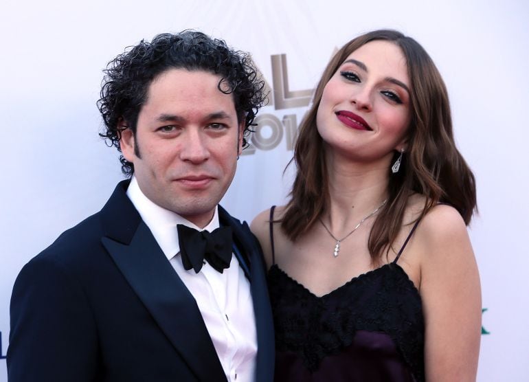 El director Gustavo Dudamel y la actriz María Valverde antes de un concierto en el Walt Disney Concert Hall el pasado 27 de septiembre de 2016 en Los Ángeles