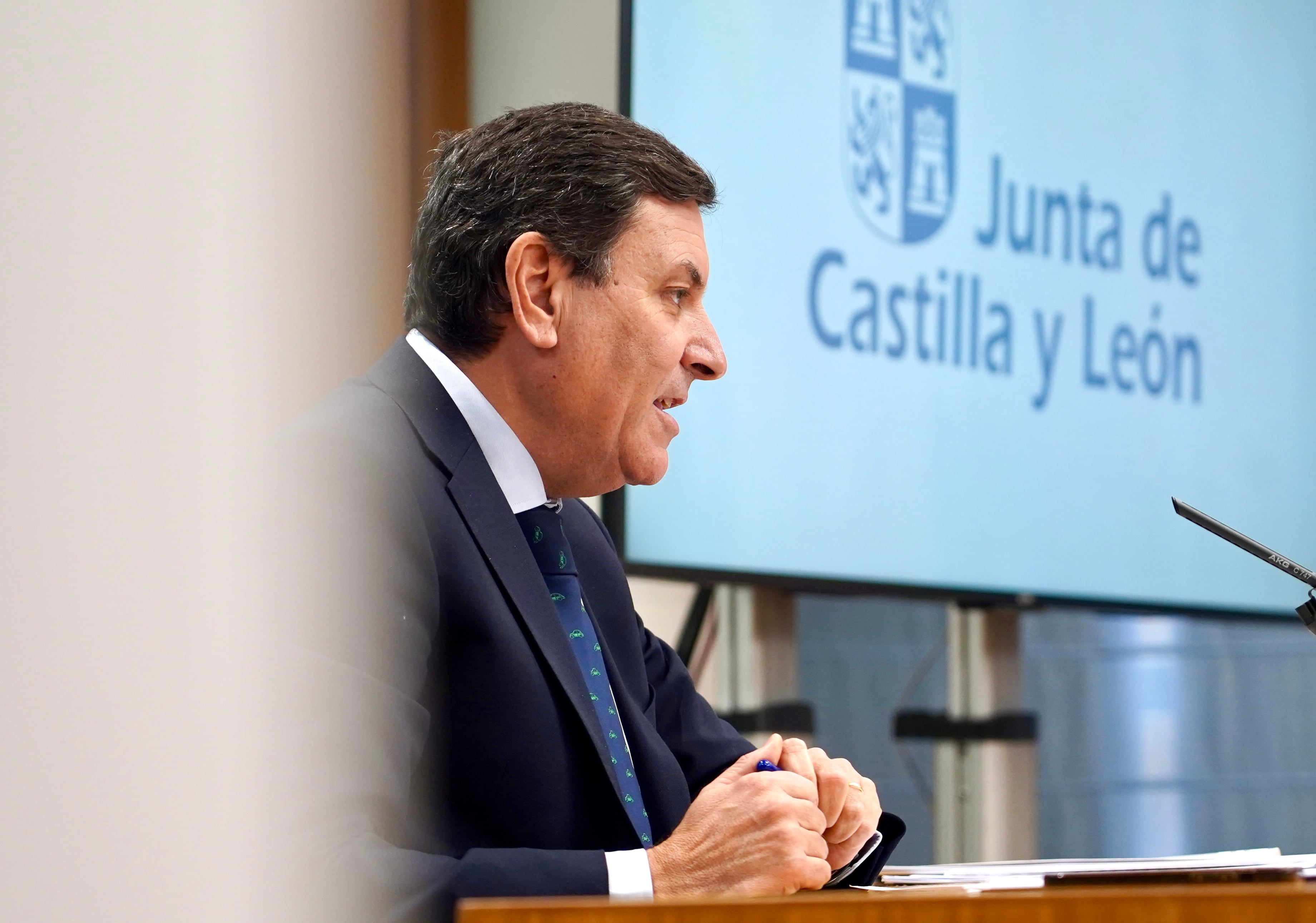 El portavoz de la Junta y consejero de Economía y Hacienda y portavoz, Carlos Fernández Carriedo, comparece en rueda de prensa tras la reunión del Consejo de Gobierno