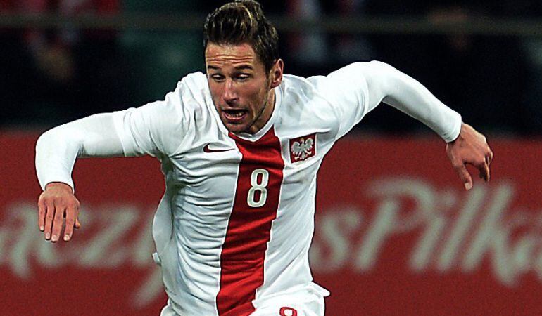TOPSHOTS Poland's Grzegorz Krychowiak (L) and Switzerland's  Gelson Fernandes vie for the ball during a friendly football match Poland vs Switzerland at Municipal Stadium in Wroclaw on November 18, 2014.     AFP PHOTO / JANEK SKARZYNSKI