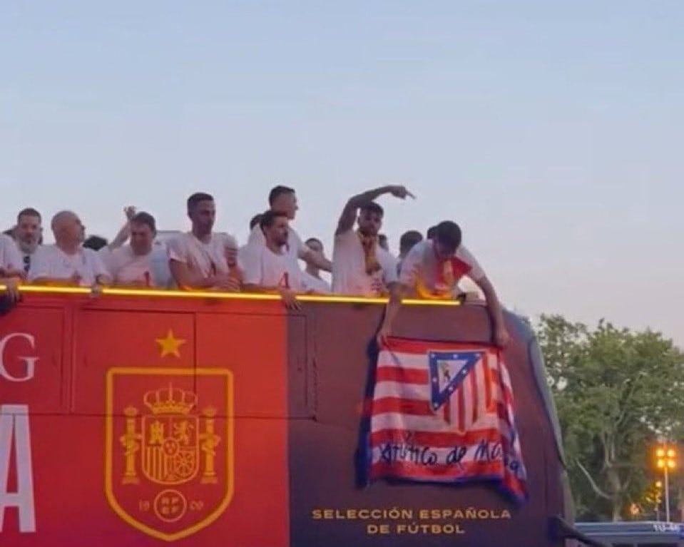 Álvaro Morata sostiene una bandera del Atlético de Madrid durante la celebración de España de la Eurocopa 2024