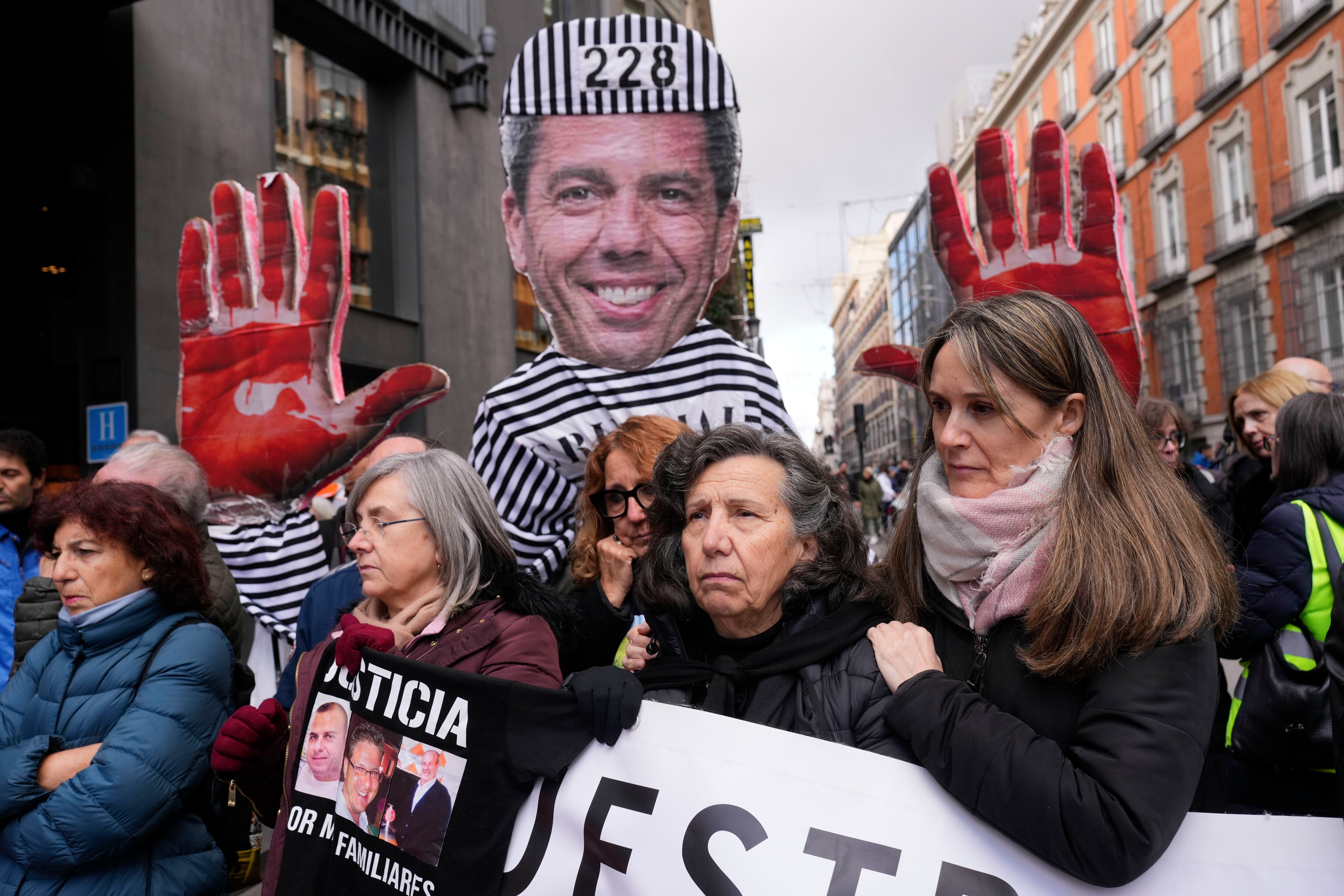 Miembros de la Asociación de las víctimas de la dana se manifiestan en las inmediaciones del Congreso.