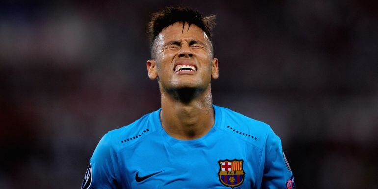 Neymar se lamenta en una jugada en Roma