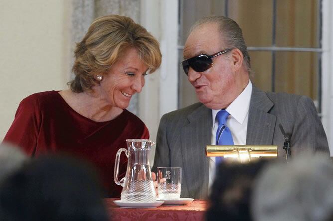 El rey conversa con la presidenta de la Comunidad de Madrid, Esperanza Aguirre, conversa con el Rey durante el acto de entrega de las Medallas de Oro al Mérito en las Bellas Artes, celebrado este jueves en el Palacio del Pardo de Madrid.