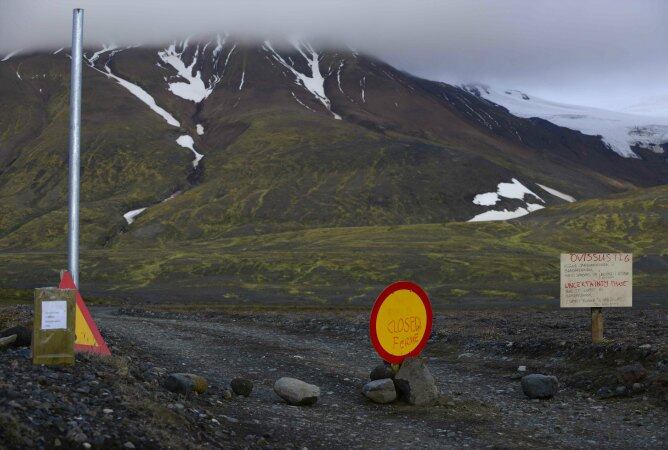 Señales de advertencia bloquean el camino hacia el volcán Bardarbunga