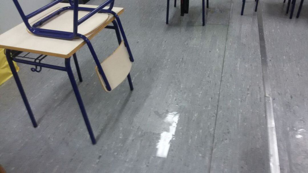 Una de las aulas del colegio La Canyada, que se inunda cada vez que llueve.