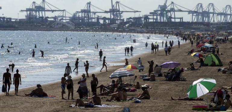 Vista general de la playa de la Malvarrosa, en Valencia. La mayor parte de los residuos de plástico que acaban en el mar son vertidos desde la costa. 