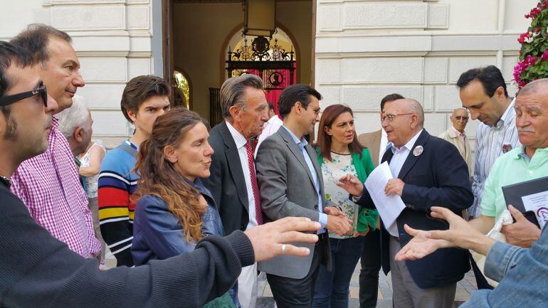 Reunión del candidato a alcalde de Granada por el PSOE, Paco Cuenca, con representantes de la "Marea Amarilla" por el AVE de Granada este miércoles en la Plaza del Carmen