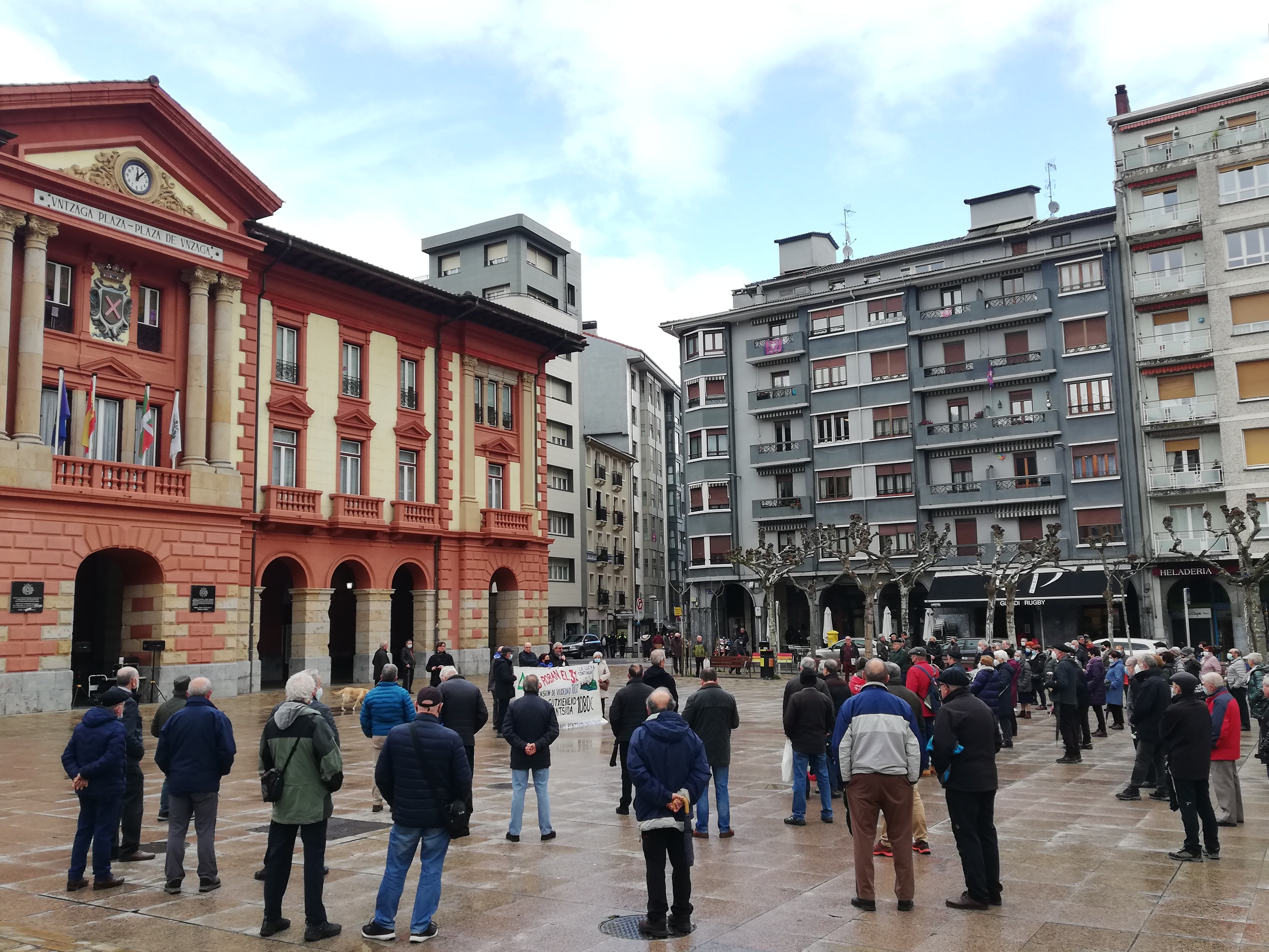 El Movimiento de pensionistas de Debabarrena ha vuelto a reunirse en la Plaza Unzaga para denunciar la situación de las pensiones