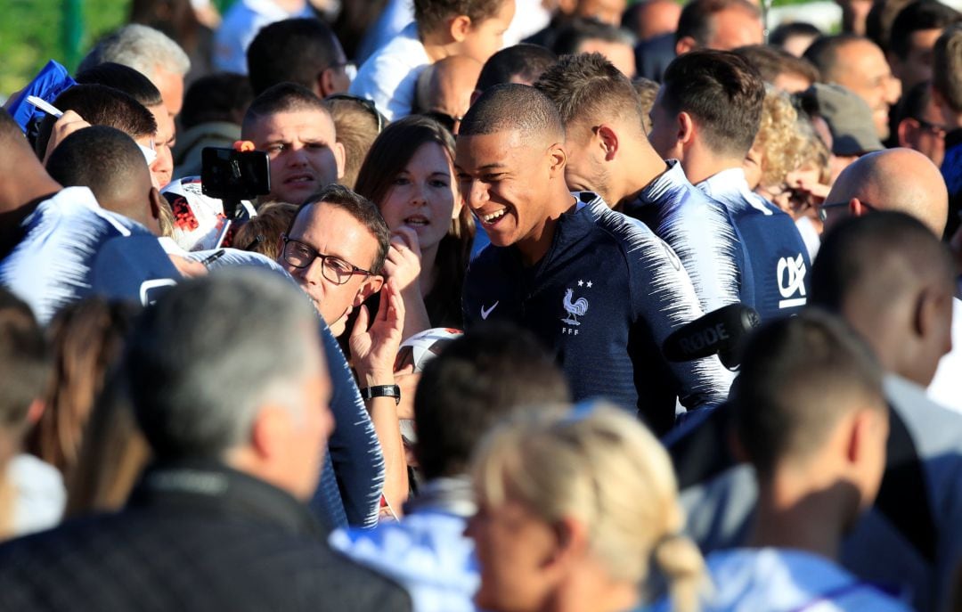 Mbappé rodeado de aficionados en su concentración con Francia