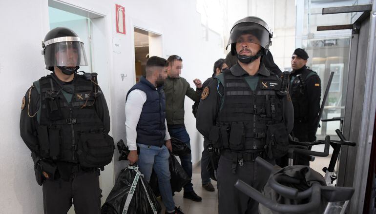 Agentes de la Guardia Civil, durante la jornada del 1-0.