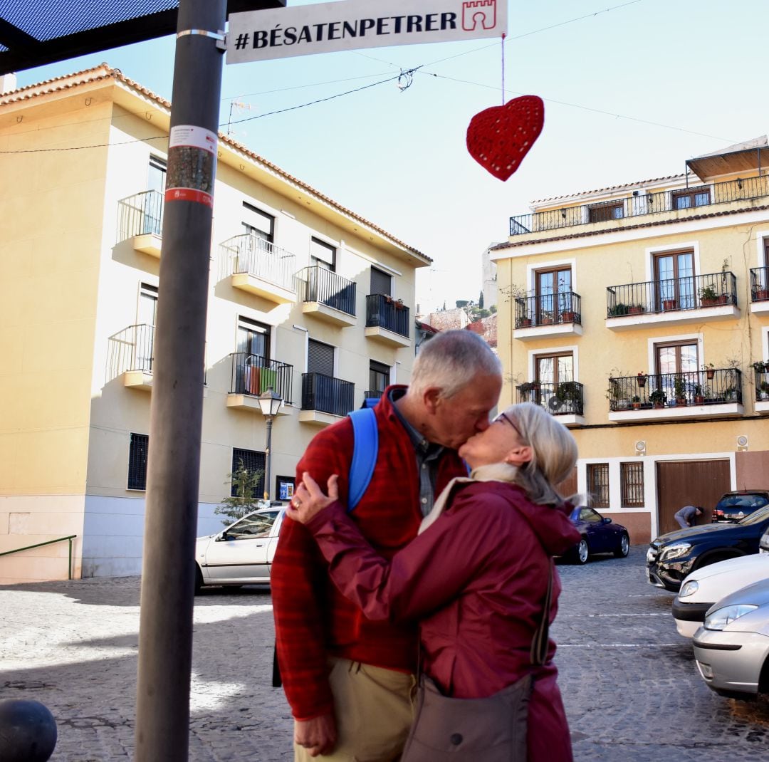 “Bésate en Petrer” por San Valentín