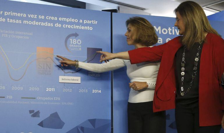 La secretaria general del Partido Popular, María Dolores Cospedal, y la ministra de Empleo, Fátima Báñez, durante la presentación a presidentes provinciales del PP de una exposición itinerante sobre los datos de empleo