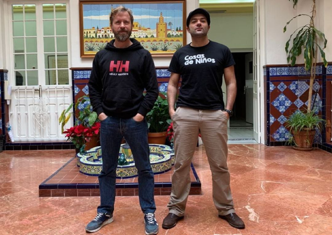 Alfonso Sánchez y Alberto López en el patio de Radio Sevilla