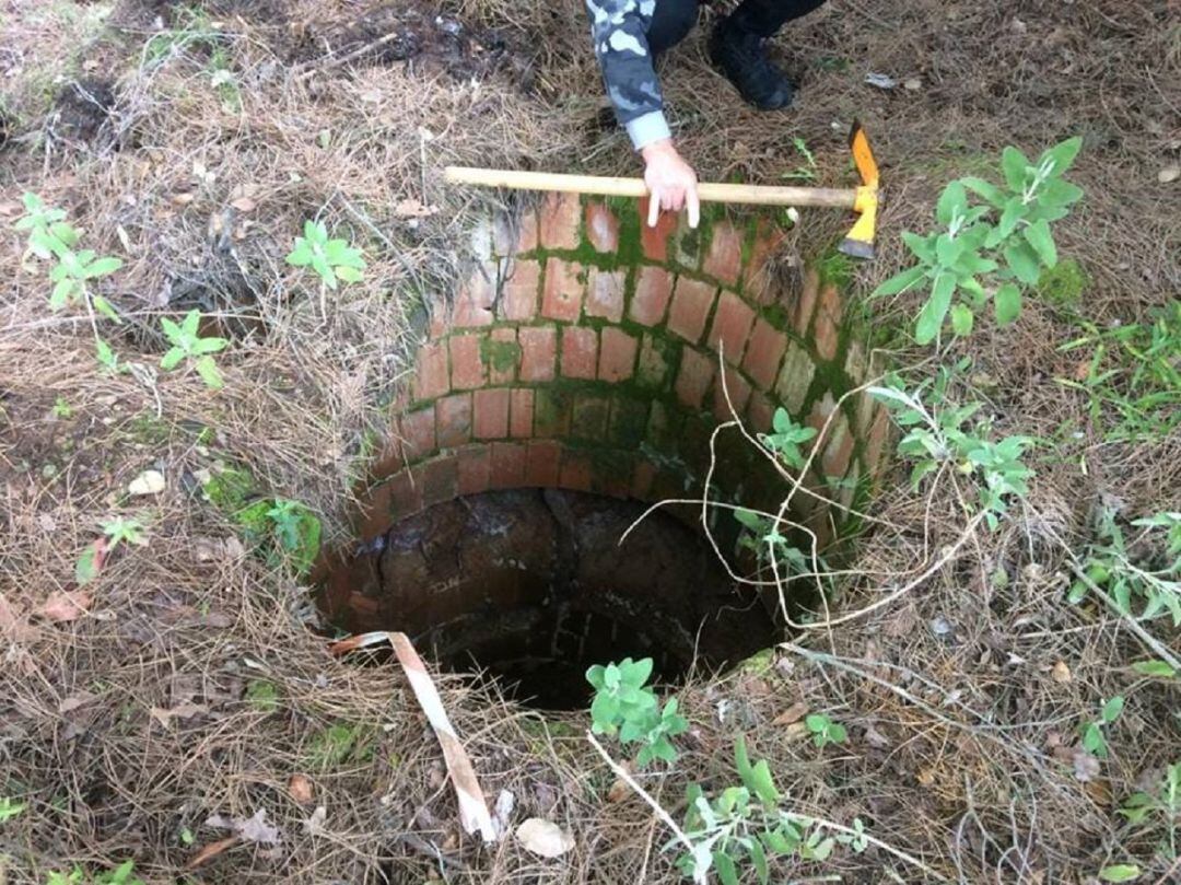 Uno de los pozos encontrados por el grupo de voluntarios en Trassierra.