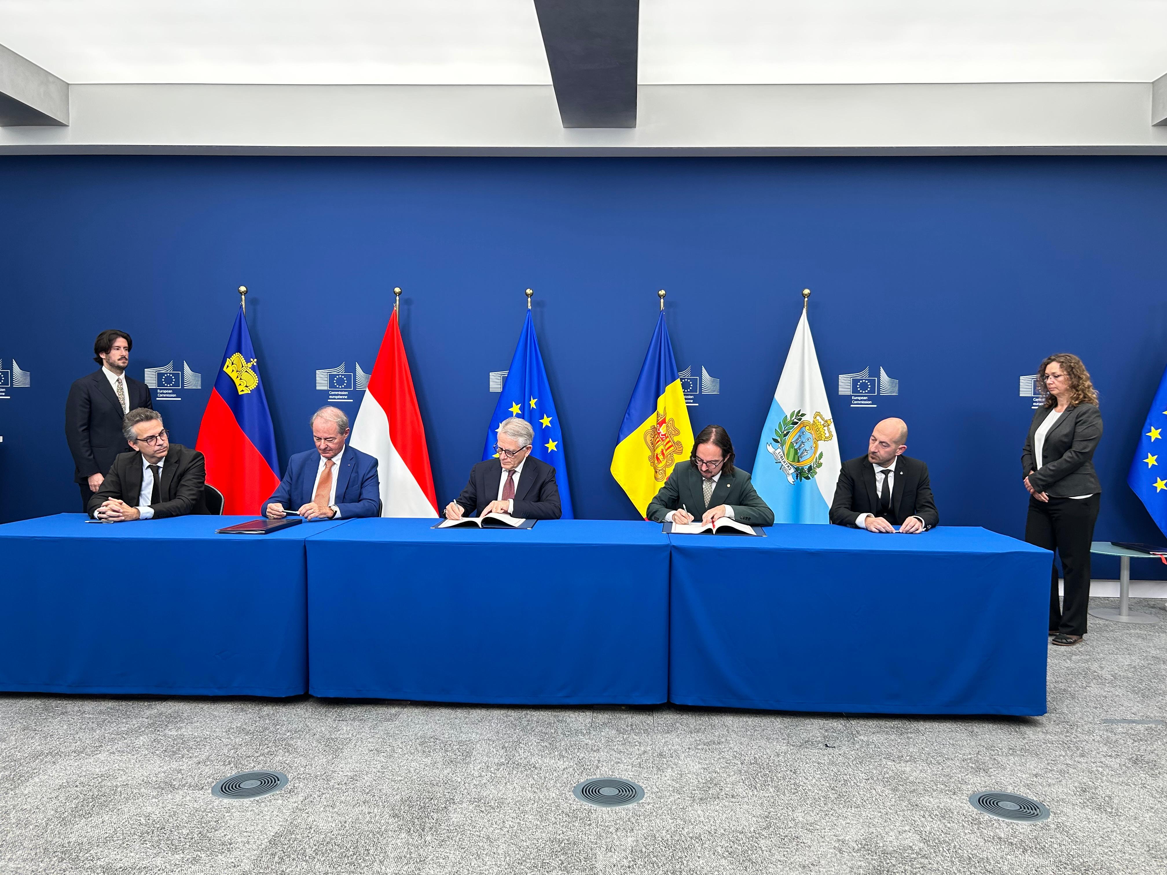 Moment de la signatura avui a Brussel·les del Protocol d'esmena d'intercanvi d'informació financera amb la UE per part d'Andorra, Mònaco, San Marino i Liechtenstein.
