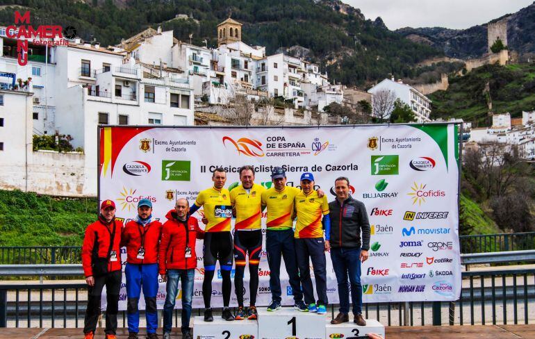 Organizacion y ganadores de la II Clásica Ciclista Ciudad de Cazorla en el podium