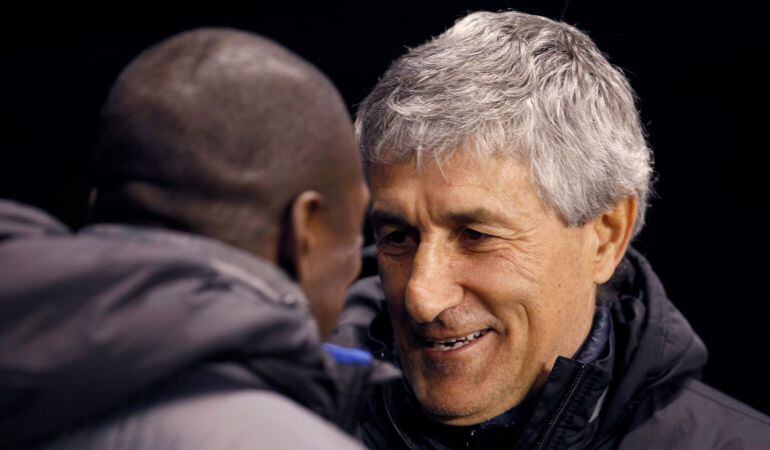 GRAF143. A CORUÑA.- El entrenador del Deportivo, el holandés Clarence Seedorf (i), saluda al del Betis, Quique Setién, en el partido de liga disputado esta noche en el estadio de Riazor. EFE Cabalar